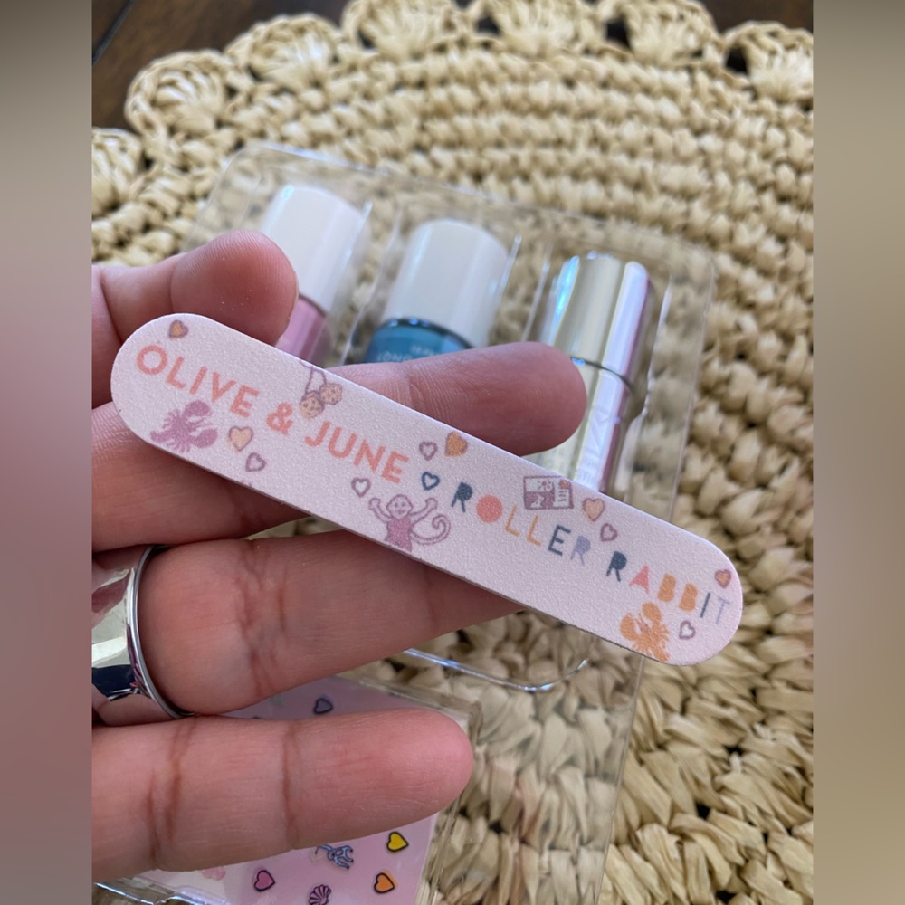 Roller Rabbit x Olive & June Getaway Mini Mani Set - Picture 5 of 10